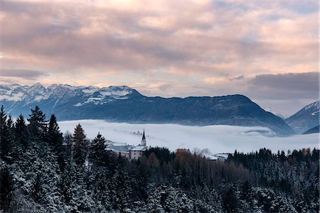 simsearch:879-09033991,k - Italy, Trentino Alto Adige, Non valley, Dawn on Maddale group and fog over the Seio village in a winter day. Fotografie stock - Rights-Managed, Codice: 879-09033062