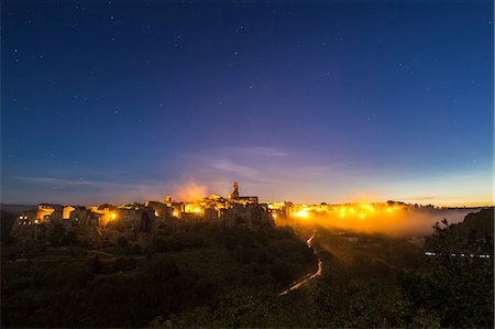 pitigliano - Panoramic view of Pitigliano at night.Pitigliano, Grosseto province, Tuscany, Italy, Europe Photographie de stock - Rights-Managed, Code: 879-09033136