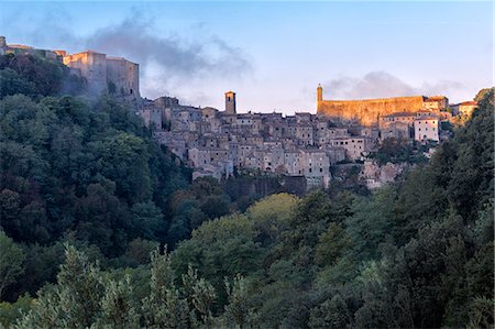 Light of sunrise illuminates the village of Sorano. Sorano, Grosseto province, Tuscany, Italy, Europe Foto de stock - Con derechos protegidos, Código: 879-09033138