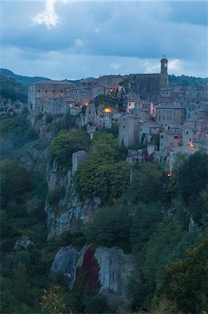 Village of Sorano at dawn. Sorano, Grosseto province, Tuscany, Italy, Europe Foto de stock - Con derechos protegidos, Código: 879-09033142