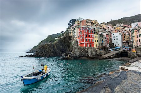 Fishing boat in Riomaggiore, Cinque Terre, Riviera di Levante, Liguria, Italy Photographie de stock - Rights-Managed, Code: 879-09033275