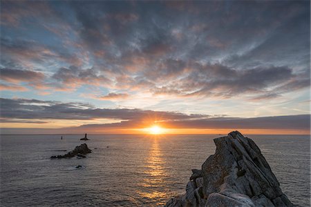 finistere - Vieille lighthouse from Raz point at sunset. Plogoff, Finistère, Brittany, France. Stockbilder - Lizenzpflichtiges, Bildnummer: 879-09033294