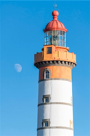 faro - Moon and detail of Saint-Mathieu lighthouse. Plougonvelin, Finistère, Brittany, France. Foto de stock - Con derechos protegidos, Código: 879-09033299