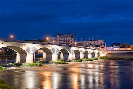 Nightscape with bridge and castle. Amboise, Indre-et-Loire, France. Foto de stock - Con derechos protegidos, Código: 879-09033292