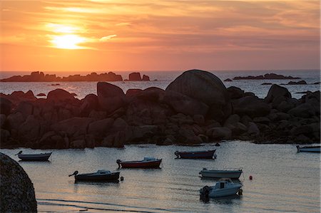 simsearch:879-09033291,k - Sunset in the bay of Pontusval lighthouse. Brignogan Plage, Finistère, Brittany, France. Photographie de stock - Rights-Managed, Code: 879-09033301