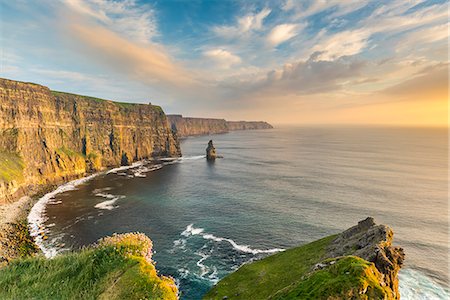 simsearch:879-09033350,k - Cliffs of Moher at sunset. Liscannor, Co. Clare, Munster province, Ireland. Fotografie stock - Rights-Managed, Codice: 879-09033328