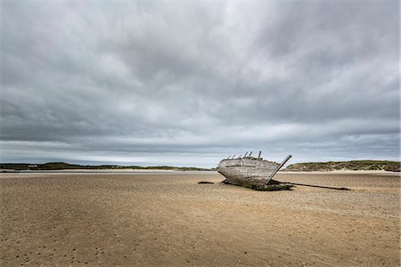 simsearch:6129-09057796,k - Wrecked ship on Magheraclogher sand beach. Bunbeg, Co. Donegal, Ireland. Photographie de stock - Rights-Managed, Code: 879-09033336