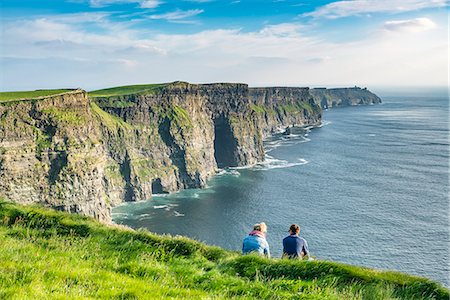 simsearch:6129-09057798,k - Couple admiring the landscape. Cliffs of Moher, Liscannor, Co. Clare, Munster province, Ireland. Foto de stock - Con derechos protegidos, Código: 879-09033361