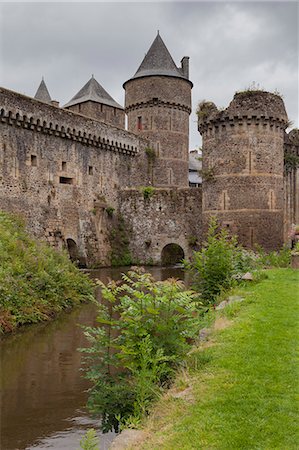 simsearch:879-09033291,k - Fougeres, Brittany, France. The castle is one of the most famous castles of Brittany (northwestern France), as well as one of the most impressive of all Europe Photographie de stock - Rights-Managed, Code: 879-09033396