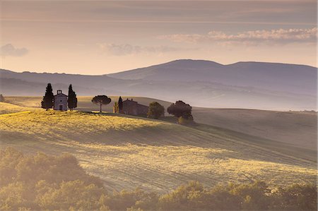 pienza - Vitaleta chapel, Pienza, Orcia valley, Tuscany, Italy. Sunrise. Stockbilder - Lizenzpflichtiges, Bildnummer: 879-09033407