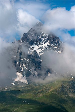 province of cuneo - Europe. Italy. Piedmont. Cuneo district. Po Valley Ostana. Monviso in the clouds Foto de stock - Con derechos protegidos, Código: 879-09033478