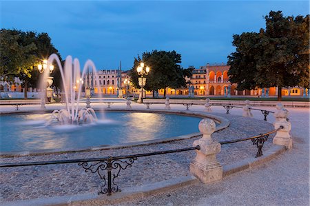 simsearch:851-02960896,k - Europe, Italy, Veneto, Padua. A fountain in Prato della Valle Stock Photo - Rights-Managed, Code: 879-09033565