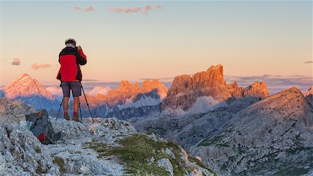 Europe, Italy, Veneto, Belluno, Cortina d Ampezzo. Landscape photographer at sunset on the top of Sass de Stria, Dolomites Foto de stock - Con derechos protegidos, Código: 879-09033588