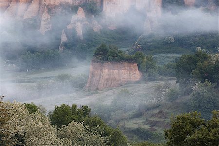 reserva - Europe, Italy, Tuscany, Arezzo. The characteristic landscape of the Balze seen from Piantravigne, Valdarno Stock Photo - Rights-Managed, Code: 879-09033602