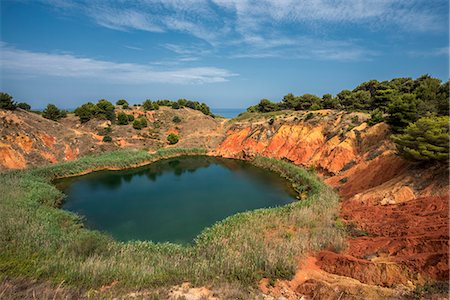 salento - Otranto, province of Lecce, Salento, Apulia, Italy. Abandonet Bauxite Mine with green Lake Fotografie stock - Rights-Managed, Codice: 879-09033679
