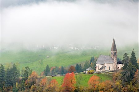 simsearch:879-09043493,k - Church surrounded by autumnal trees and mist. Santa Maddalena, Funes, Bolzano, Trentino Alto Adige - Sudtirol, Italy, Europe. Photographie de stock - Rights-Managed, Code: 879-09043488