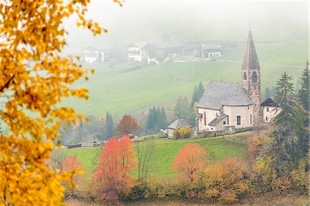 simsearch:879-09128889,k - Church surrounded by autumnal trees and mist. Santa Maddalena, Funes, Bolzano, Trentino Alto Adige - Sudtirol, Italy, Europe. Photographie de stock - Rights-Managed, Code: 879-09043481