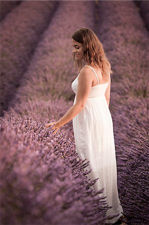 simsearch:879-09043499,k - Woman in a lavender field. Plateau de Valensole, Alpes-de-Haute-Provence, Provence-Alpes-Côte d'Azur, France, Europe. Fotografie stock - Rights-Managed, Codice: 879-09043498