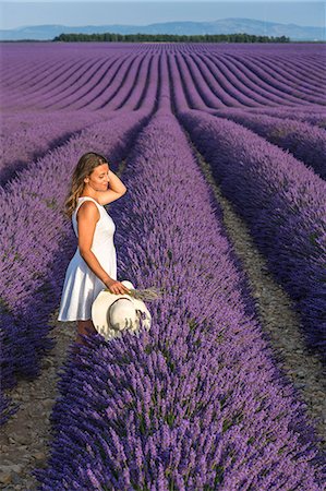 simsearch:879-09043499,k - Woman with hat in a lavender field. Plateau de Valensole, Alpes-de-Haute-Provence, Provence-Alpes-Côte d'Azur, France, Europe. Fotografie stock - Rights-Managed, Codice: 879-09043501