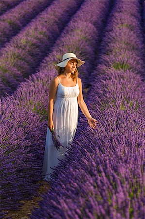 simsearch:879-09043519,k - Woman with hat in a lavender field. Plateau de Valensole, Alpes-de-Haute-Provence, Provence-Alpes-Côte d'Azur, France, Europe. Foto de stock - Direito Controlado, Número: 879-09043511