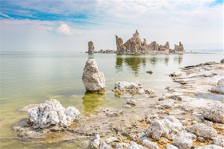 Tufa towers reflect on the waters of Mono Lake. Mono County, California, USA. Foto de stock - Con derechos protegidos, Código: 879-09043547