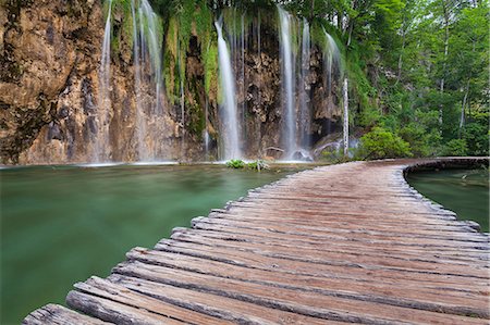 plitvice lakes national park - Plitvice National park, Croatia. A catwalk and waterfalls into the park. Photographie de stock - Rights-Managed, Code: 879-09043607
