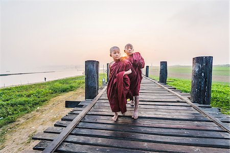 Amarapura, Mandalay region, Myanmar. Monks walking on the U Bein bridge at sunrise. Foto de stock - Direito Controlado, Número: 879-09043626