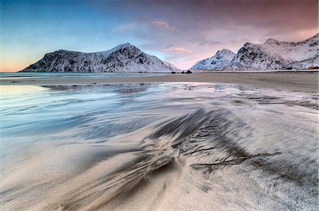 simsearch:879-09021208,k - Pink sky on the surreal Skagsanden beach surrounded by snow covered mountains. Lofoten Islands Northern Norway Europe Photographie de stock - Rights-Managed, Code: 879-09043826