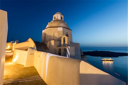 santuario - Lights of the church and of a cruise ship as a contrast with blue of Aegean Sea Firostefani Santorini Cyclades Greece Europe Foto de stock - Con derechos protegidos, Código: 879-09043890