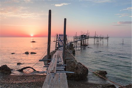 View of Costa dei Trabocchi, Trabocco is an old fishing machine typical of the coast of Abruzzo District, Adriatic Sea, Italy Stockbilder - Lizenzpflichtiges, Bildnummer: 879-09099897