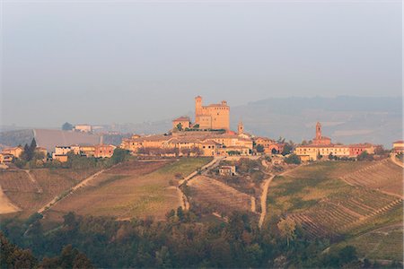 Italy, Piedmont, Cuneo District, Barolo, Langhe Barolo at sunrise Photographie de stock - Rights-Managed, Code: 879-09100066