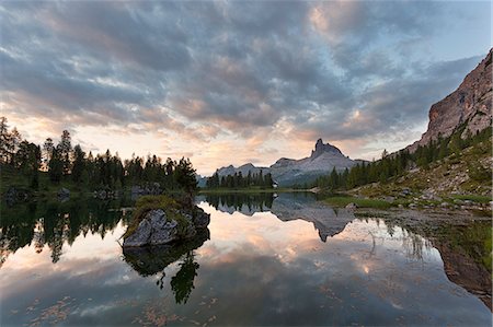 simsearch:879-09033045,k - Dawn at Federa Lake, Croda da Lago, Dolomites, Cortina d'Ampezzo, Veneto, Italy Photographie de stock - Rights-Managed, Code: 879-09100104