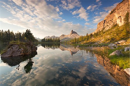 Dawn at Federa Lake, Croda da Lago, Dolomites, Cortina d'Ampezzo, Veneto, Italy Stockbilder - Lizenzpflichtiges, Bildnummer: 879-09100105