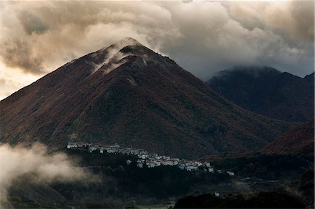 Opi sunrise, national park of abruzzo, lazio e molise, Opi, Abruzzo, italy Foto de stock - Con derechos protegidos, Código: 879-09100144