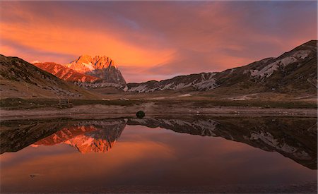The Big Horn of Gran Sasso Mountain at sunrise, Campo Imperatore, L'Aquila district, Abruzzo, Italy Stockbilder - Lizenzpflichtiges, Bildnummer: 879-09100217