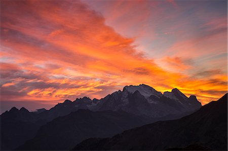 A view of Marmolada mount from Giau pass a t sunset. Giau pass, Dolomites, Veneto, italy Photographie de stock - Rights-Managed, Code: 879-09100347