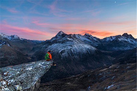 simsearch:879-09100329,k - An hiker on a rock in Viola valley with a panoramic view at sunset. Valdidentro, Valtellina, Lombardy, Italy Fotografie stock - Rights-Managed, Codice: 879-09100360