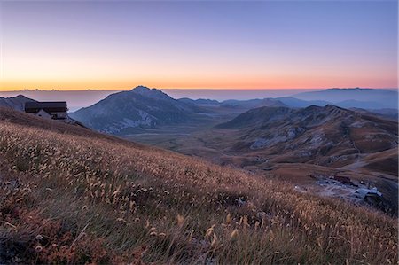 Italy, Abruzzo, Gran Sasso e Monti della Laga National Park, Duca degli Abruzzi mountain hut and plateau Campo Imperatore at sunrise Photographie de stock - Rights-Managed, Code: 879-09100411