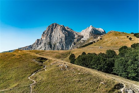 Gran Sasso pathway from Cima Alta, Campo Imperatore, L'Aquila province, Abruzzo, Italy, Europe Photographie de stock - Rights-Managed, Code: 879-09100423