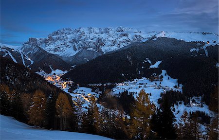 selva gardena - an evening view of the village of Selva Gardena, with the Sella Group in the background, Bolzano province, South Tyrol, Trentino Alto Adige, Italy Foto de stock - Direito Controlado, Número: 879-09100449