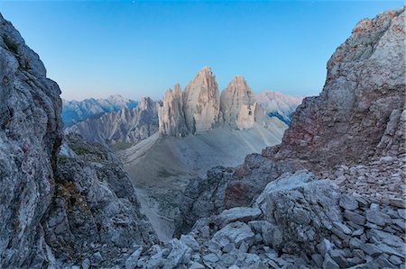 Sunrise from the top of mount Paterno / Paternkofel towards Tre Cime di Lavaredo, Sexten Dolomites, South Tyrol, Bolzano, Italy Stockbilder - Lizenzpflichtiges, Bildnummer: 879-09100468