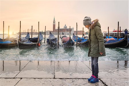 simsearch:879-09189230,k - Little girl plays among the sea splashes near the gondolas docked on the Grand Canal, Venice, Veneto, Italy Fotografie stock - Rights-Managed, Codice: 879-09100543