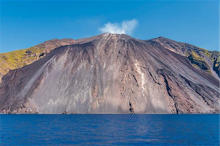 stromboli island - Stromboli, Messina district, Sicily, Italy, Europe. The sciara del fuoco (stream of fire) of volcanic island Stromboli Photographie de stock - Rights-Managed, Code: 879-09100626