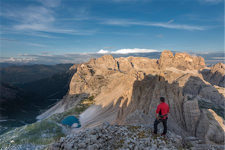 simsearch:6129-09086922,k - Sesto / Sexten, province of Bolzano, Dolomites, South Tyrol, Italy. A mountaineer admires the alpenglow at the summit of Mount Paterno Photographie de stock - Rights-Managed, Code: 879-09100637