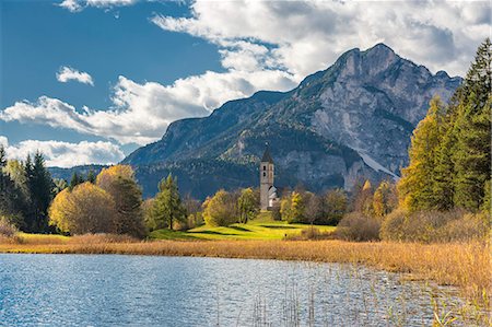 Favogna / Unterfennberg, Magrè / Margreid, province of Bolzano, South Tyrol, Italy, Europe. The lake Favogna and the church "Mary Help of Christians" Foto de stock - Direito Controlado, Número: 879-09100692