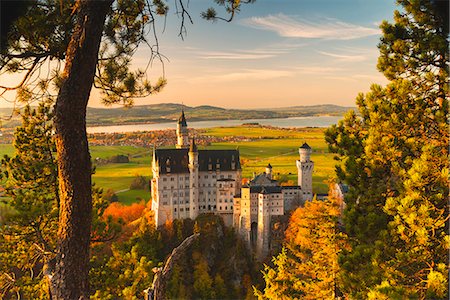 románico (arquitectura) - Neuschwanstein Castle in Autumn at sunset Europe, Germany, Bavaria, southwest Bavaria, Fussen, Schwangau Foto de stock - Con derechos protegidos, Código: 879-09100777