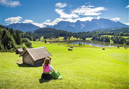 A girl in typical dress looks at the Geroldsee. Gerold, Garmisch Partenkirchen, Bayern, Germany Foto de stock - Con derechos protegidos, Código: 879-09100966