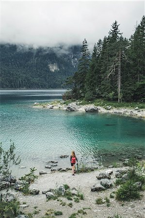simsearch:879-09100966,k - A girl on the shore of Eibsee, Garmisch Partenkirchen, Bayern Alps, Germany Fotografie stock - Rights-Managed, Codice: 879-09100962