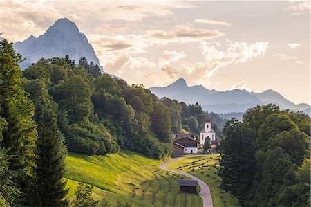 The iconic Wamberg Church, with Mount Waxenstein on the background. Wamberg, Garmisch Partenkirchen, Bayern, Germany Stockbilder - Lizenzpflichtiges, Bildnummer: 879-09100974