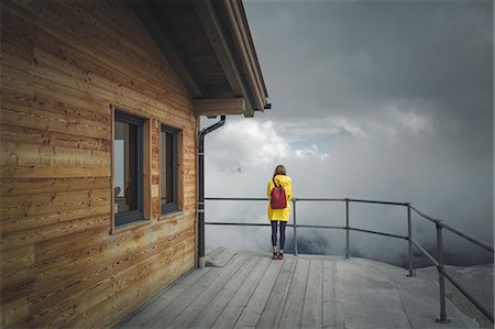 simsearch:879-09100966,k - A girl with yellow raincoat on the top of Zugspitze glacier. Garmisch Partenkirchen, Bayern Alps, Germany. Fotografie stock - Rights-Managed, Codice: 879-09100970